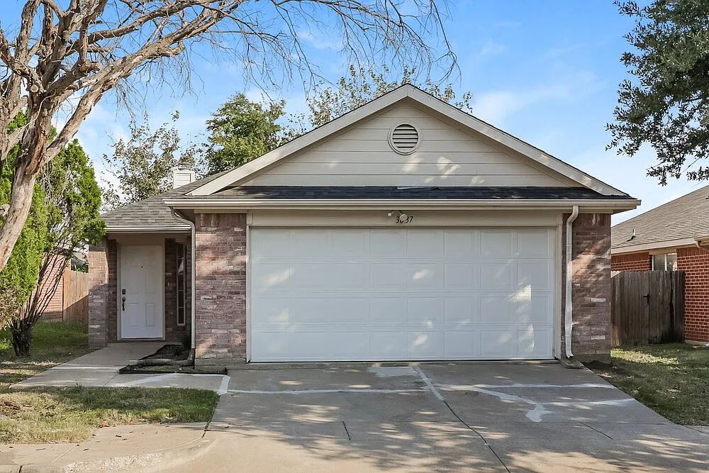 3 bed, 2.0 bath, 1373 sqft, $2,200 — Photo 1