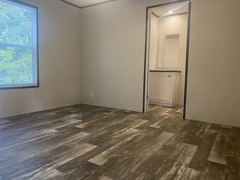 124 N Pine St — Photo 3