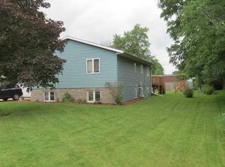 424 Iowa St, Hills, IA 52235