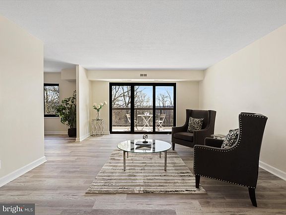 5th image of 309 Yoakum Pkwy APT 518