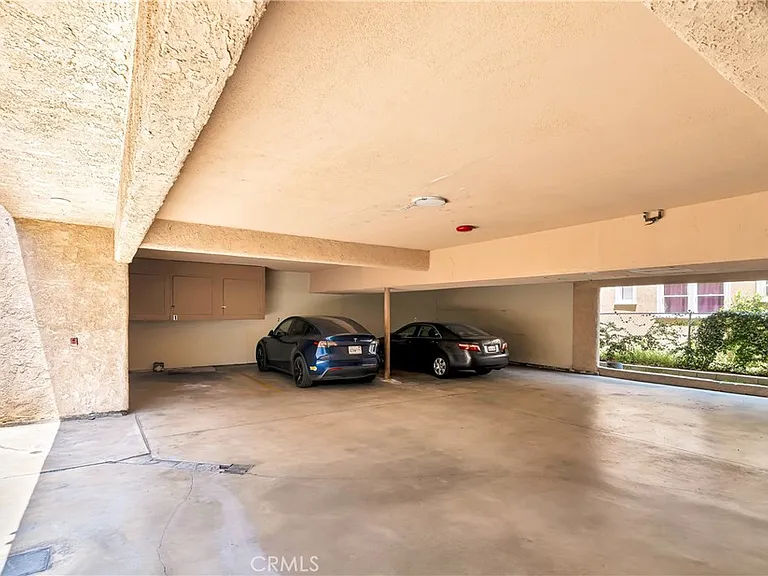 1614 E Chevy Chase Dr #2 — Photo 21