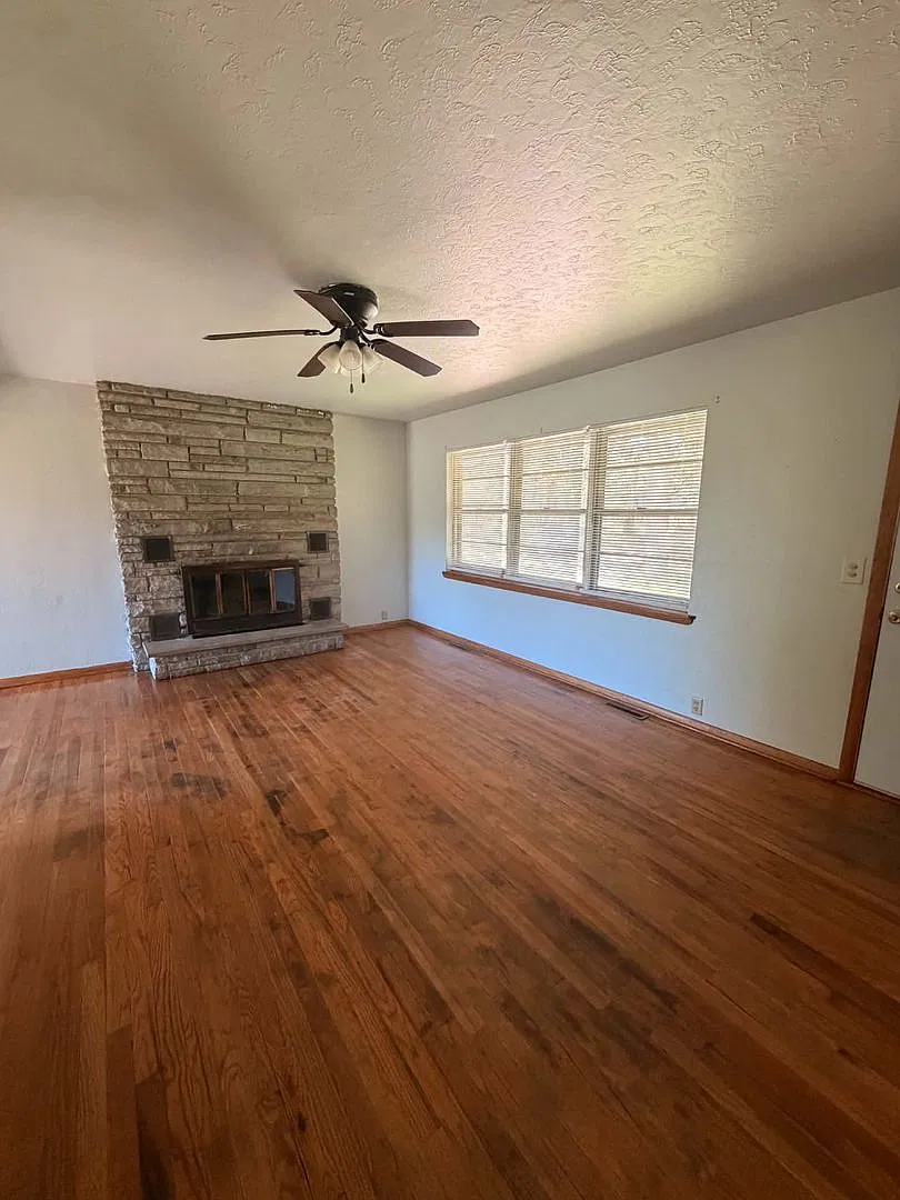 Spacious 3 Bedroom / 2 Bathroom House With Garage And Shed In Joplin Mo!! — Photo 4