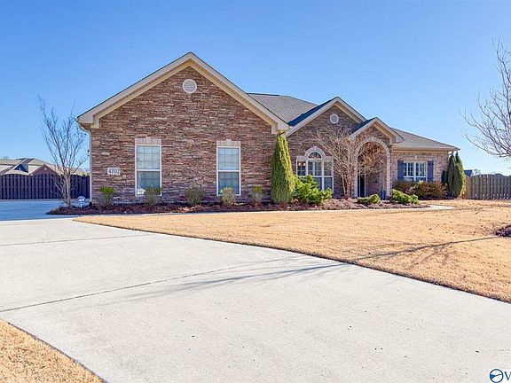 3rd image of 4702 Old Oak Ct SE