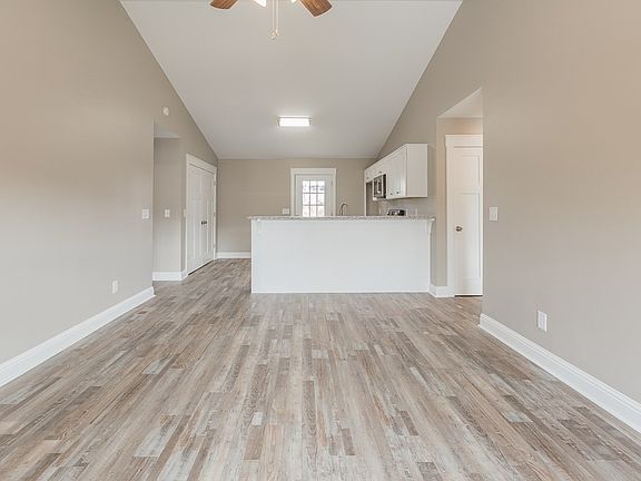 5th image of 171 Roslyn Ct