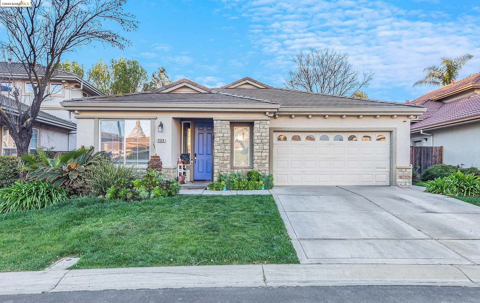 2524 Crescent Way photo 1