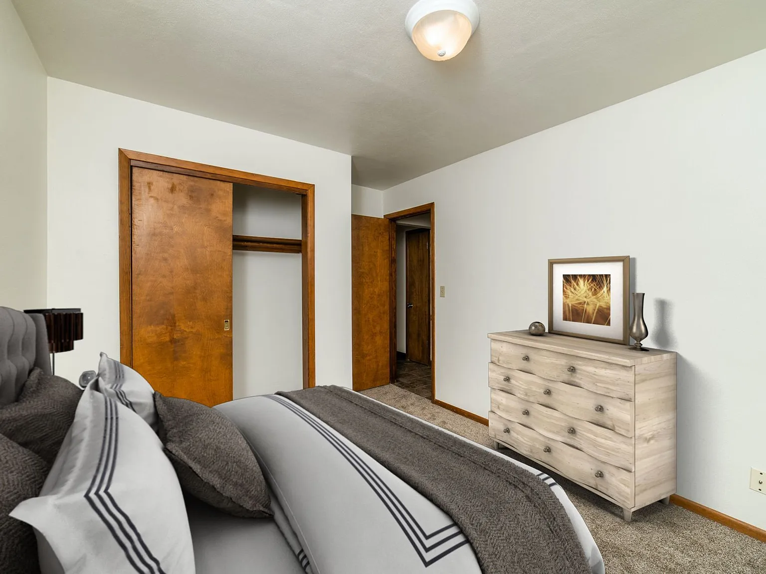 Colonial Village Apartments — Photo 3