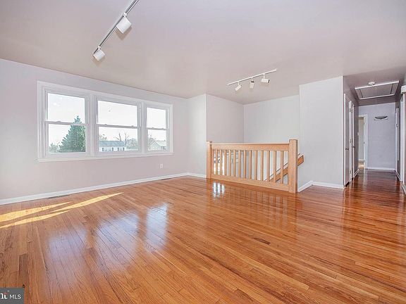 3rd image of 1709 Wembley Dr