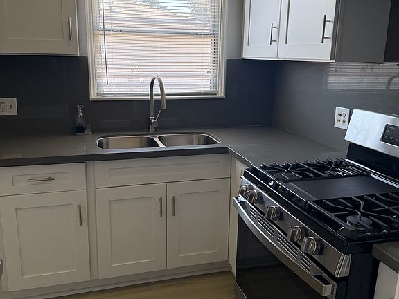 5th image of 2386 Woods Ave