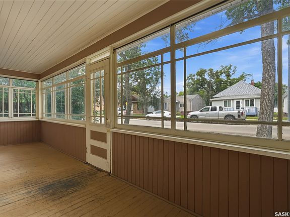 5th image of 447 Duffield Street W