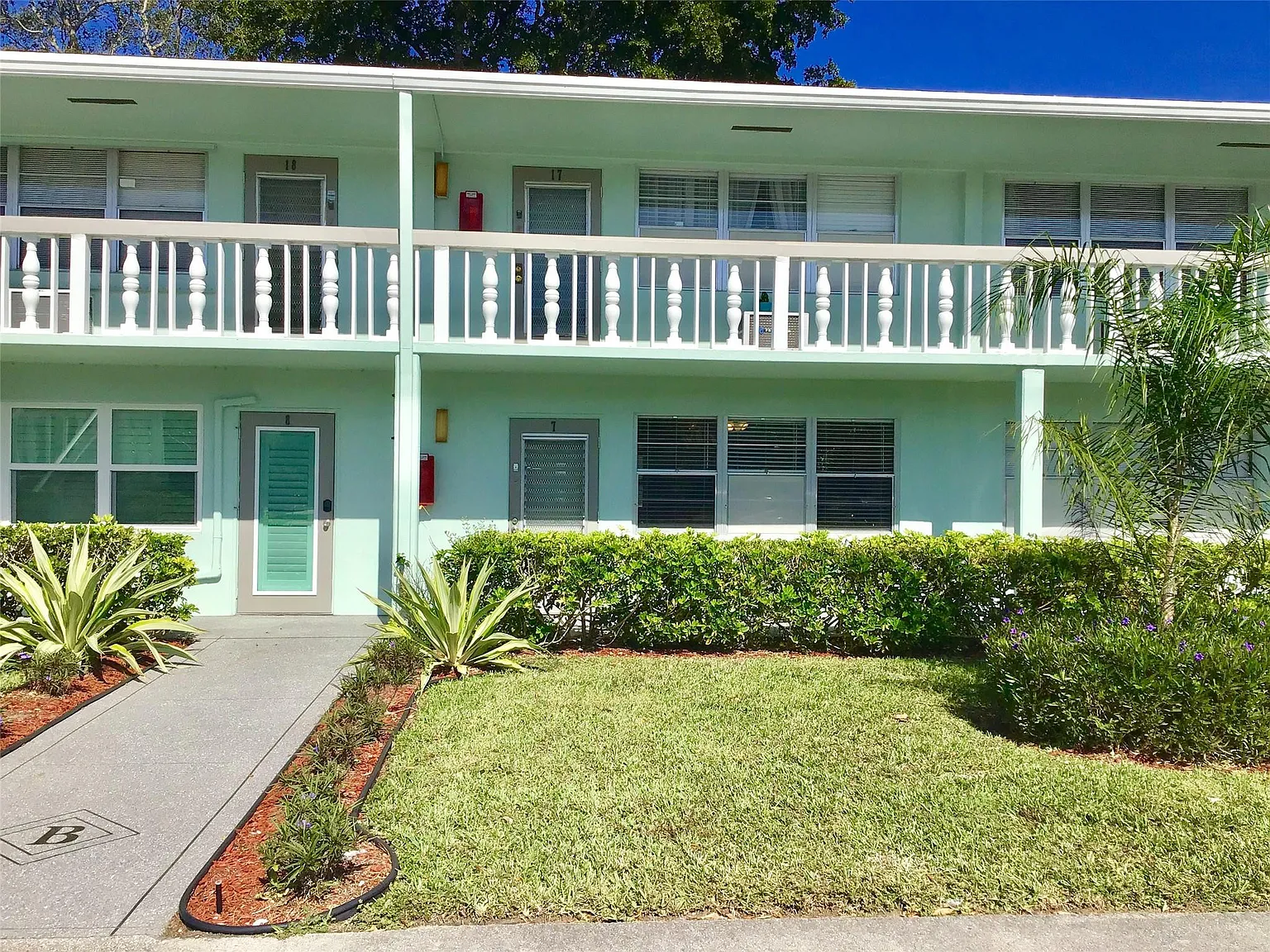 1 bed, 1.5 bath, 700 sqft, $1,350 — Photo 2