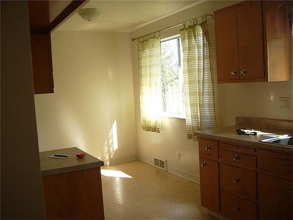 4th image of 1627 Coolidge Ave
