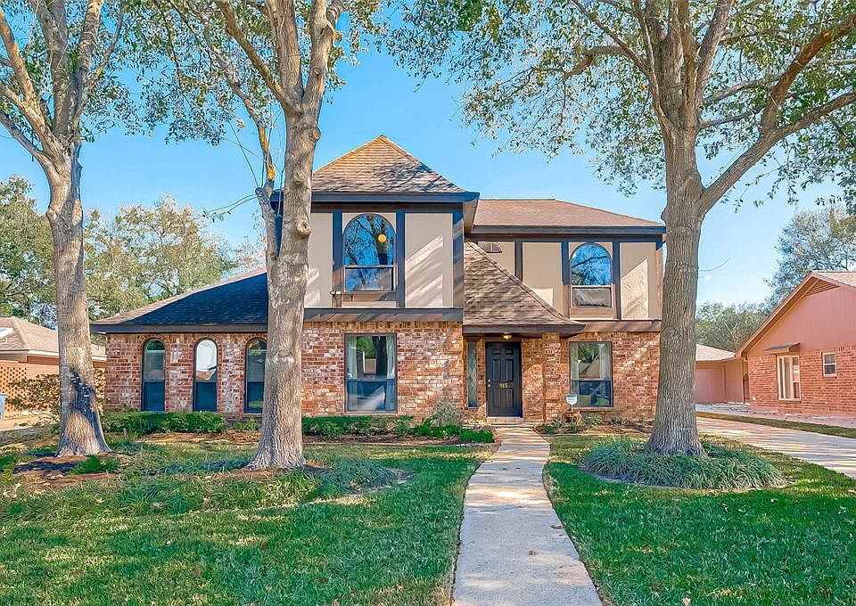 Beautiful home nestled in the heart of Nottingham Country. This is your chance to live in award winning Katy ISD! This home boasts 2638 square feet of absolutely livable space with 4 or 5 bedrooms!