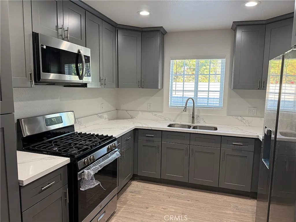 4 bed, 1300 sqft, $3,475 — Photo 2