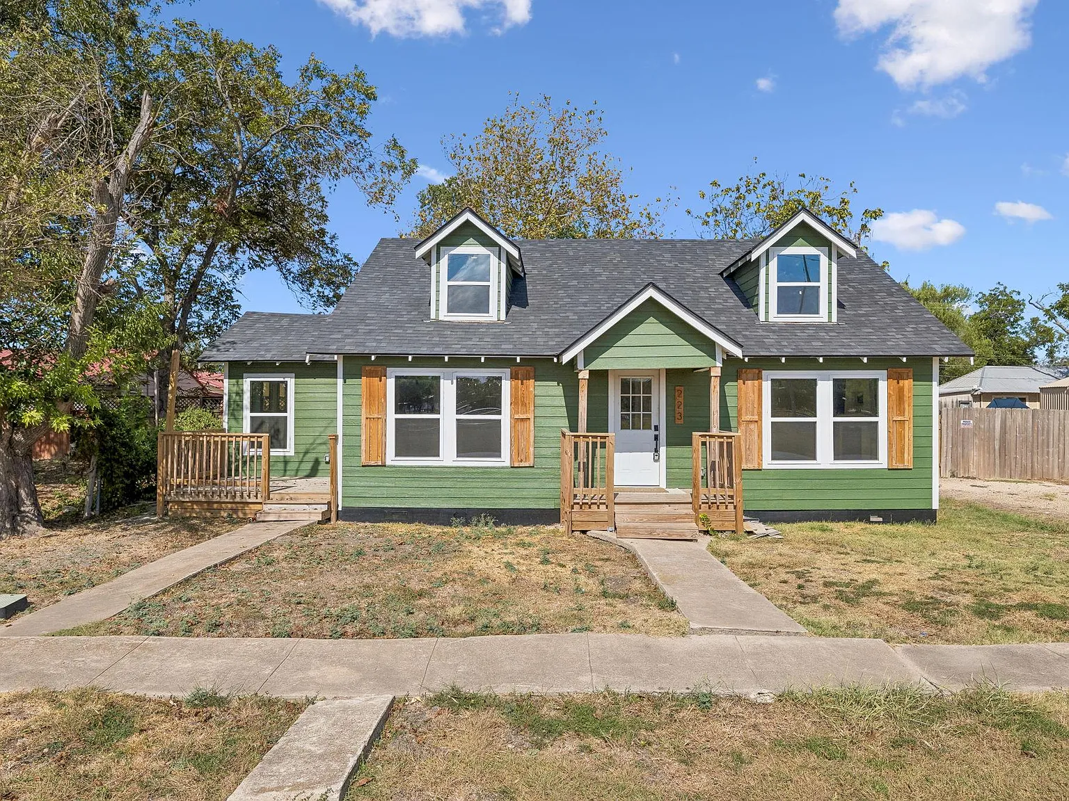 3 bed, 1.0 bath, 2010 sqft, $1,900 — Photo 2