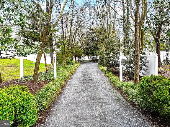 3rd image of 819 Oak Grove Cir