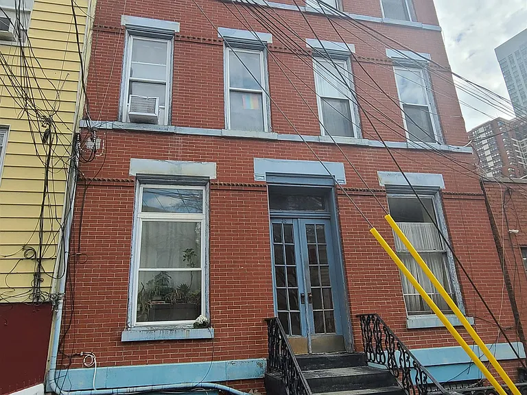 38 Wayne St #4L — Photo 1