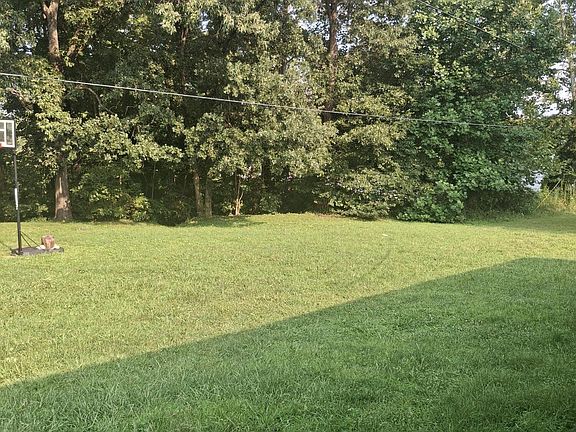3rd image of 204 Meadowview Dr