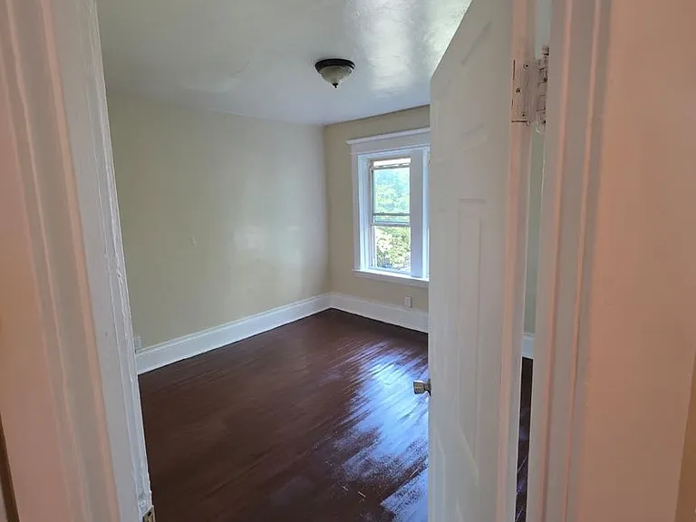 236-240 Locust St — Photo 8