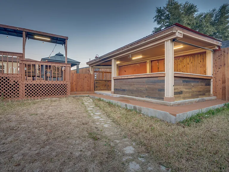 7809 Claremont Dr — Photo 39