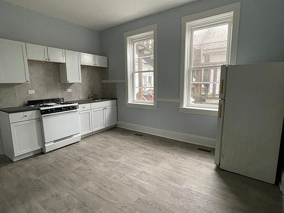 3rd image of 8616 S Escanaba Ave APT 1R