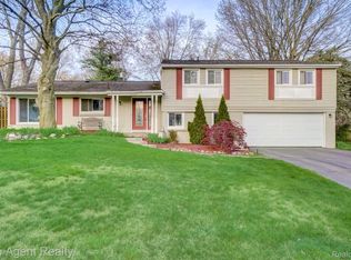26126 Westmeath St, Farmington Hills, MI