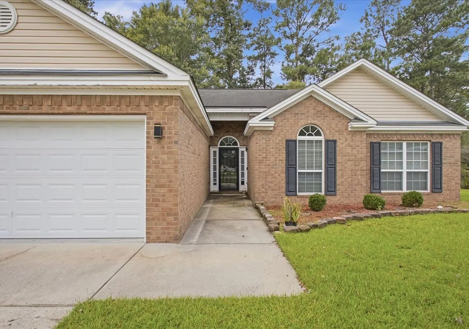 Spacious 3BR-2BA Pet-Friendly Home - Single-Story Living - Convenient Savannah Location — Photo 1