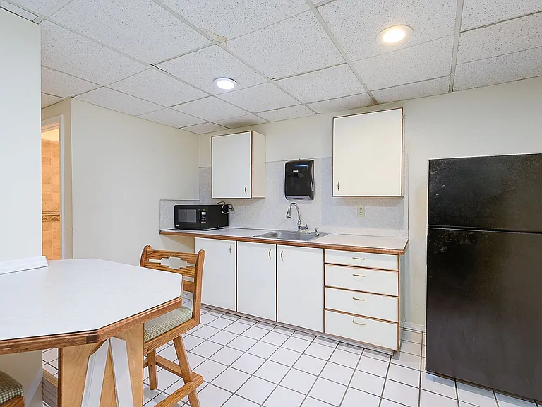 Abbottsford Apartments — Photo 59