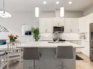 212 W Crestbrook Cmn SW, Calgary, AB T3B6L1