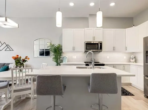 212 W Crestbrook Cmn SW, Calgary, AB T3B 6L1