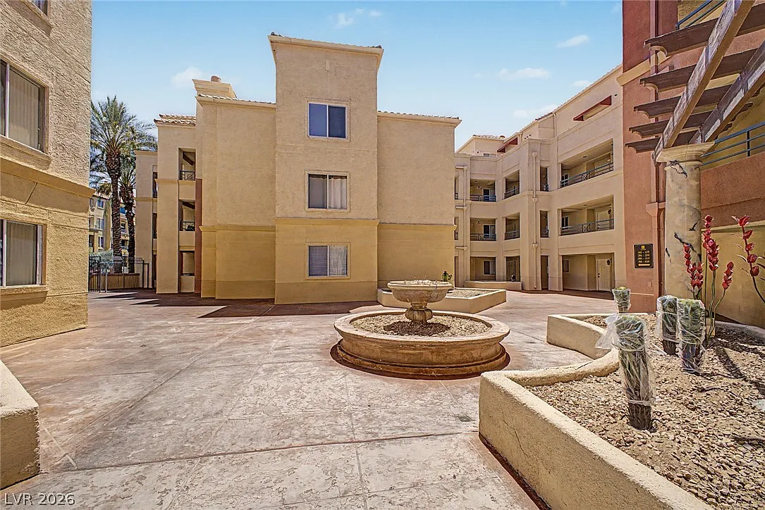 1 bed, 1.0 bath, 692 sqft, $1,500 — Photo 2