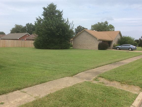 5th image of 216 E Greenbriar Dr
