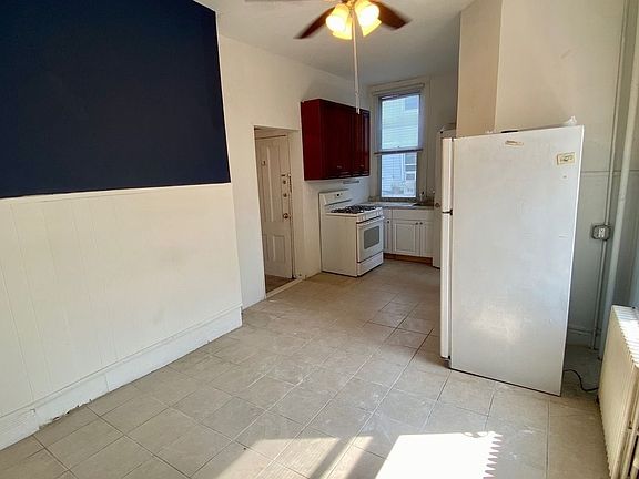 2nd image of 477 Graham Ave #3