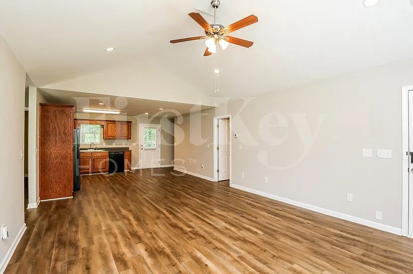 4 bed, 3.0 bath, 1752 sqft, $1,815 — Photo 3