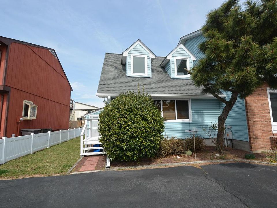 2nd image of 134 Newport Bay Dr