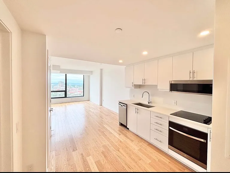 340 Queen St — Photo 1