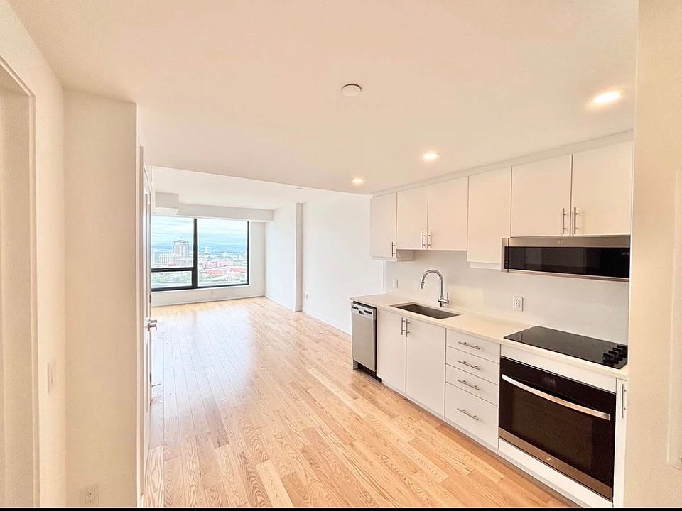 1st image of 340 Queen St