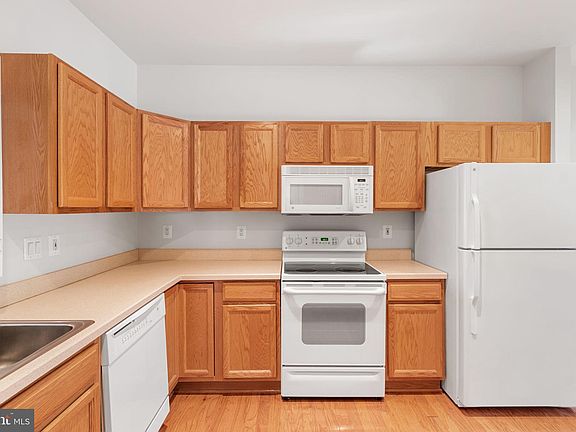 3rd image of 15 Sugargrove Ct