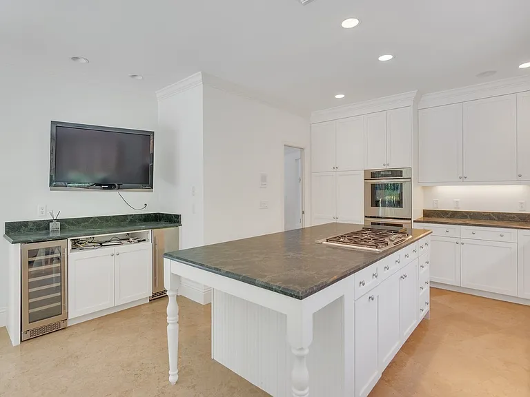 1575 Shorelands Dr E — Photo 9