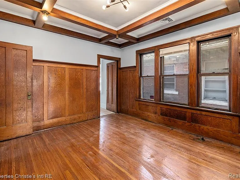 4573 Vancouver St — Photo 4