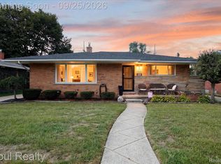 9031 Laurel St, Livonia, MI 48150