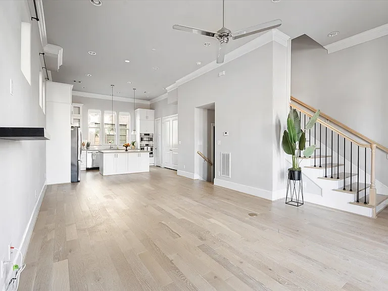 1005 Saint Charles St — Photo 16