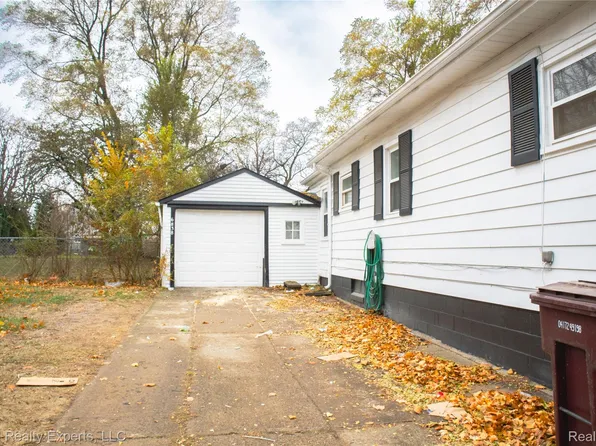 6838 Braun St, Center Line, MI 48015