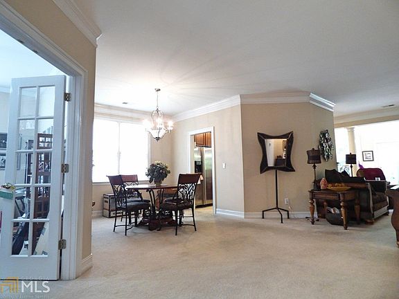 3rd image of 812 Chalet Hls