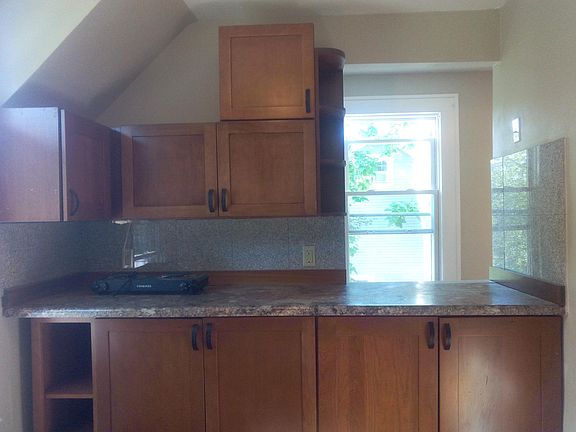 5th image of 226 N Depeyster St #1