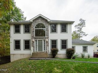 100 Redwood Ct, Milford, PA 18337