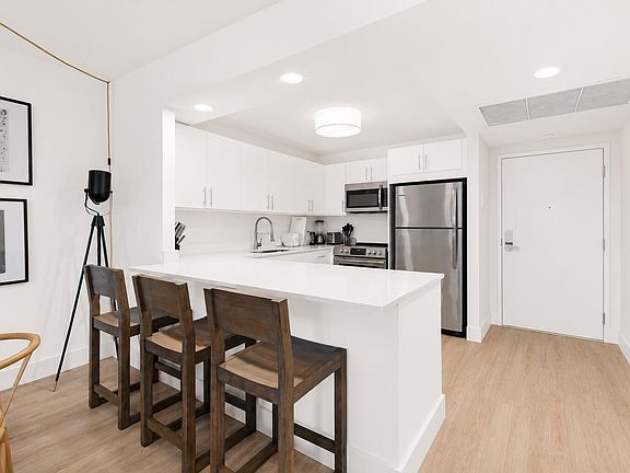 4th image of 2301 Collins Avenue #323