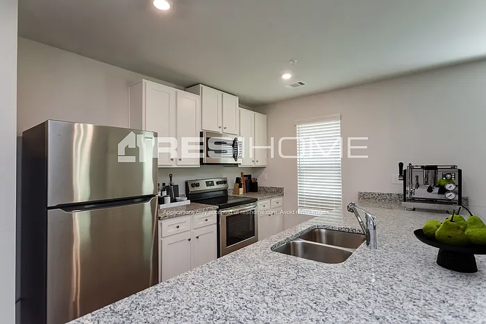 3 bed, 2.5 bath, 1650 sqft, $1,825 — Photo 2