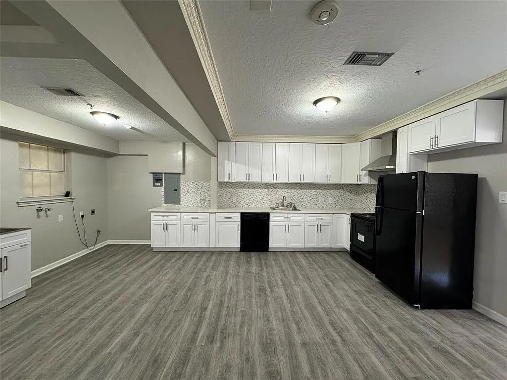 12 bed, 6.5 bath, 5460 sqft, $4,250 — Photo 2