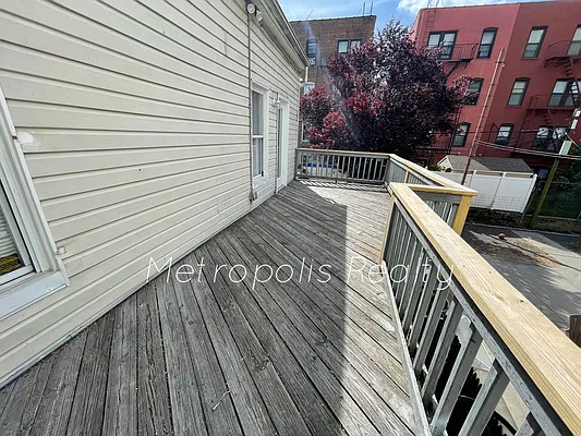 Rented by Metropolis International Realty Inc. | media 14