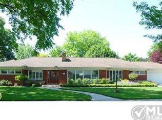 991 S Renaud Rd, Grosse Pointe Woods, MI 48236